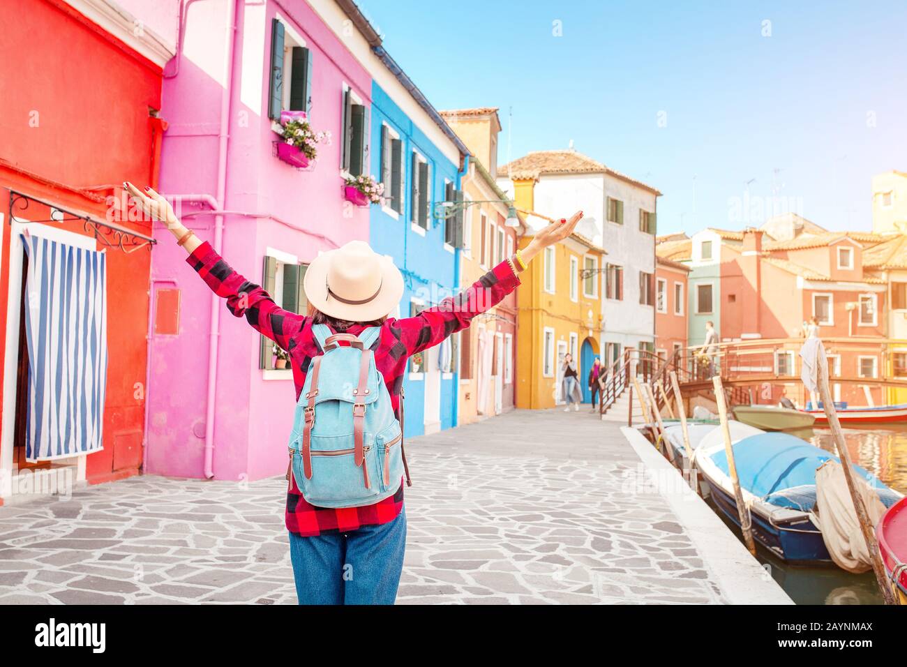 Felice viaggiatore asiatico donna divertirsi sulla famosa isola di Burano vicino a Venezia. Viaggi e vacanze in Italia concetto Foto Stock
