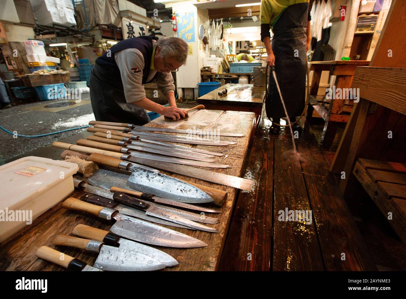 Coltelli giapponesi tradizionali in fila. Tokyo, Giappone Foto stock - Alamy