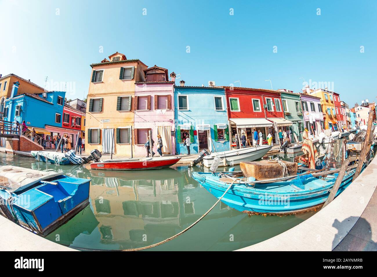 24 OTTOBRE 2018, BURANO, VENEZIA, ITALIA: Paesaggio urbano colorato con canali e persone nell'isola di Burano nella regione di Venezia, famosa destinazione turistica Foto Stock