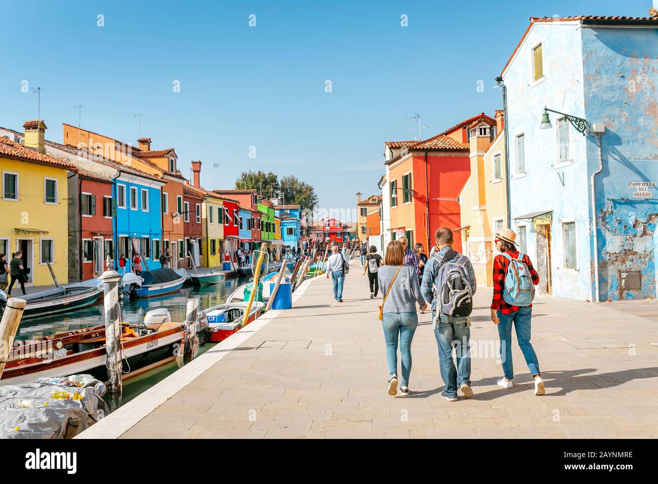 24 OTTOBRE 2018, BURANO, VENEZIA, ITALIA: Paesaggio urbano colorato con canali e persone nell'isola di Burano nella regione di Venezia, famosa destinazione turistica Foto Stock