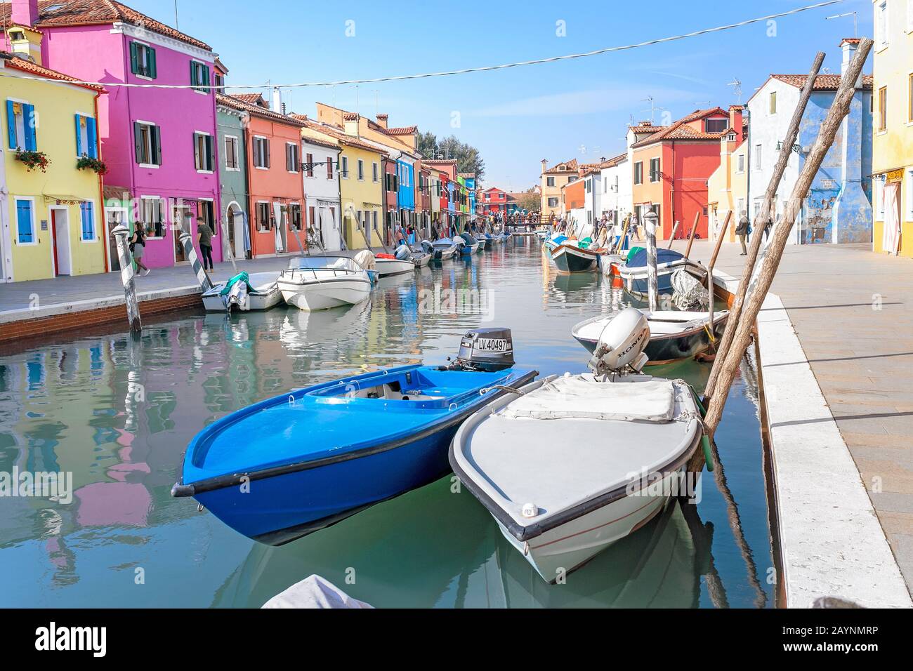 24 OTTOBRE 2018, BURANO, VENEZIA, ITALIA: Paesaggio urbano colorato con canali e persone nell'isola di Burano nella regione di Venezia, famosa destinazione turistica Foto Stock