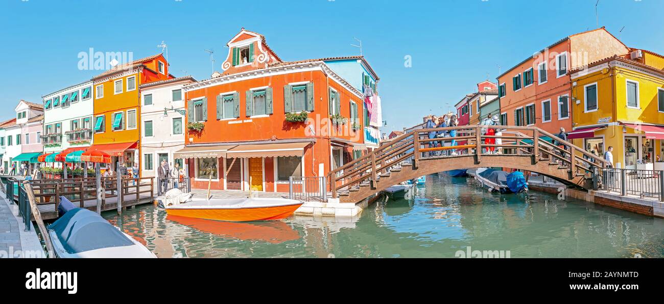 24 OTTOBRE 2018, BURANO, VENEZIA, ITALIA: Paesaggio urbano colorato con canali e persone nell'isola di Burano nella regione di Venezia, famosa destinazione turistica Foto Stock