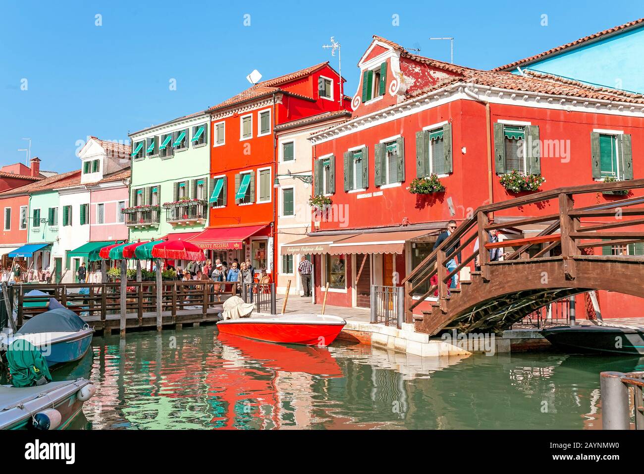 24 OTTOBRE 2018, BURANO, VENEZIA, ITALIA: Paesaggio urbano colorato con canali e persone nell'isola di Burano nella regione di Venezia, famosa destinazione turistica Foto Stock