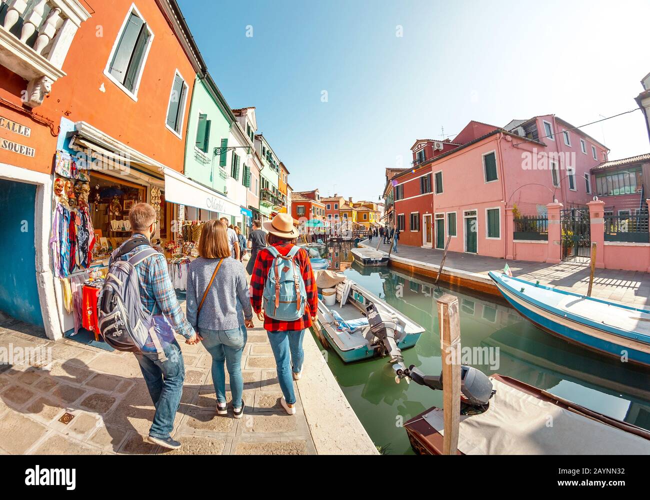 24 OTTOBRE 2018, BURANO, VENEZIA, ITALIA: Paesaggio urbano colorato con canali e persone nell'isola di Burano nella regione di Venezia, famosa destinazione turistica Foto Stock