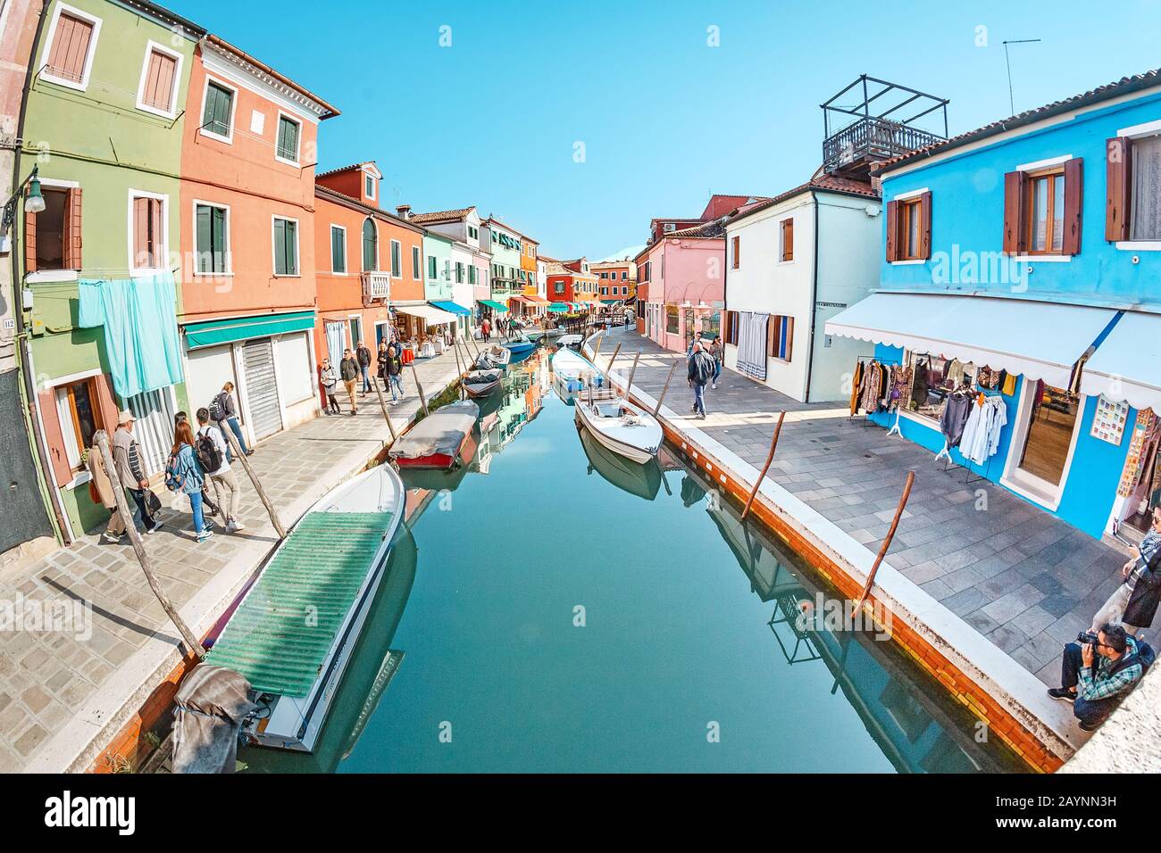24 OTTOBRE 2018, BURANO, VENEZIA, ITALIA: Paesaggio urbano colorato con canali e persone nell'isola di Burano nella regione di Venezia, famosa destinazione turistica Foto Stock