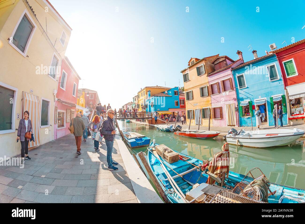 24 OTTOBRE 2018, BURANO, VENEZIA, ITALIA: Paesaggio urbano colorato con canali e persone nell'isola di Burano nella regione di Venezia, famosa destinazione turistica Foto Stock