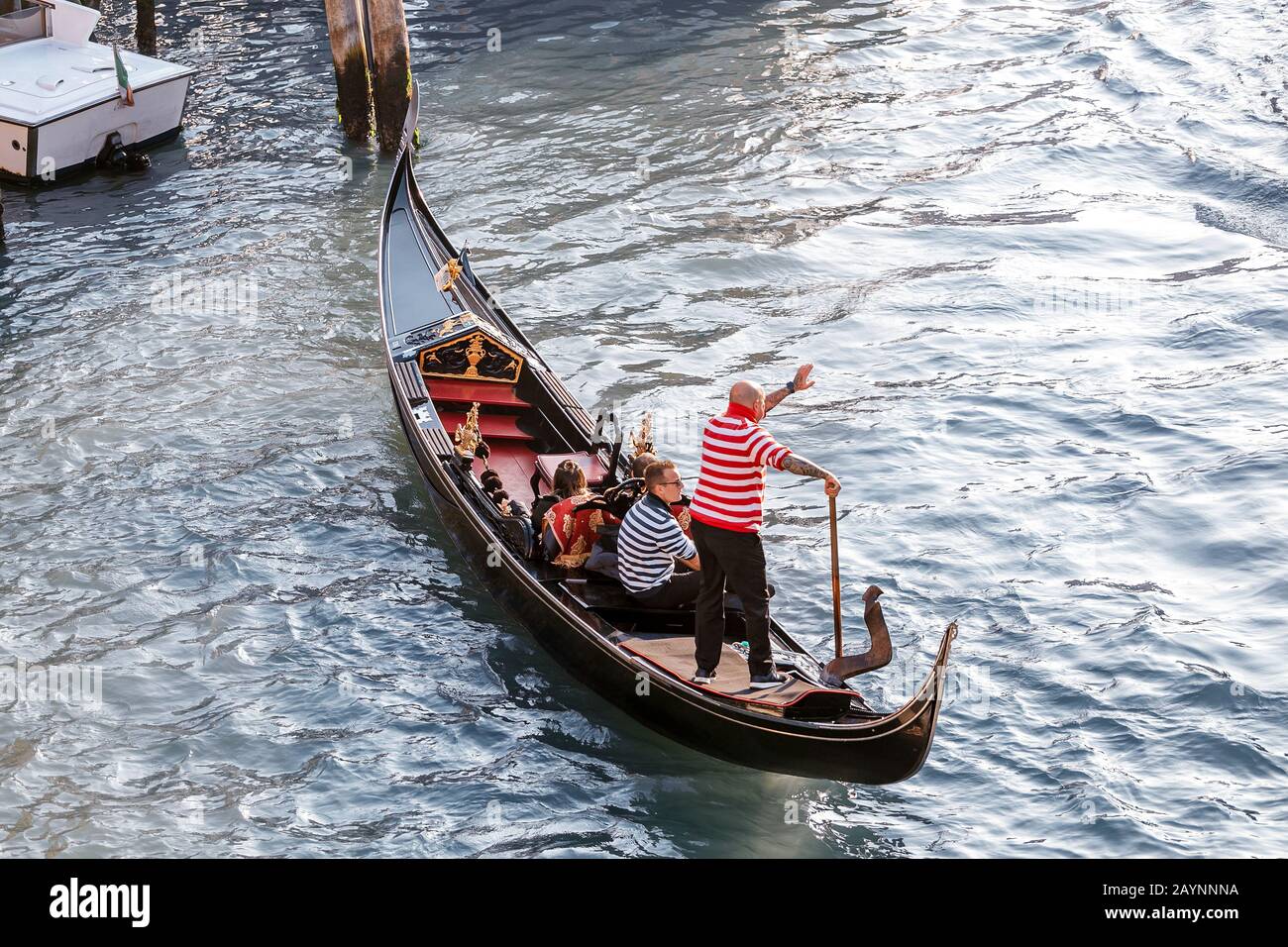 24 OTTOBRE 2018, VENEZIA, ITALIA: Gondola con turisti in un viaggio attraverso lo stretto canale di Venezia Foto Stock