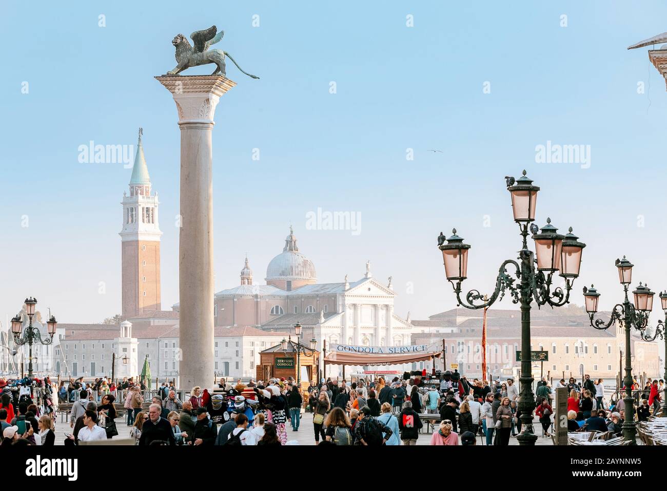 24 OTTOBRE 2018, VENEZIA, ITALIA: Folla di turisti che camminano su Piazza San Marco a Venezia Foto Stock