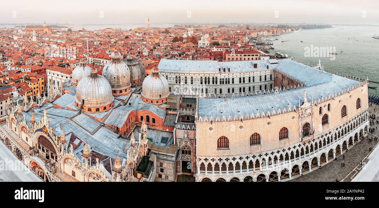 Veduta aerea delle cupole della Basilica di San Marco a Venezia. Concetto di destinazione del viaggio Foto Stock