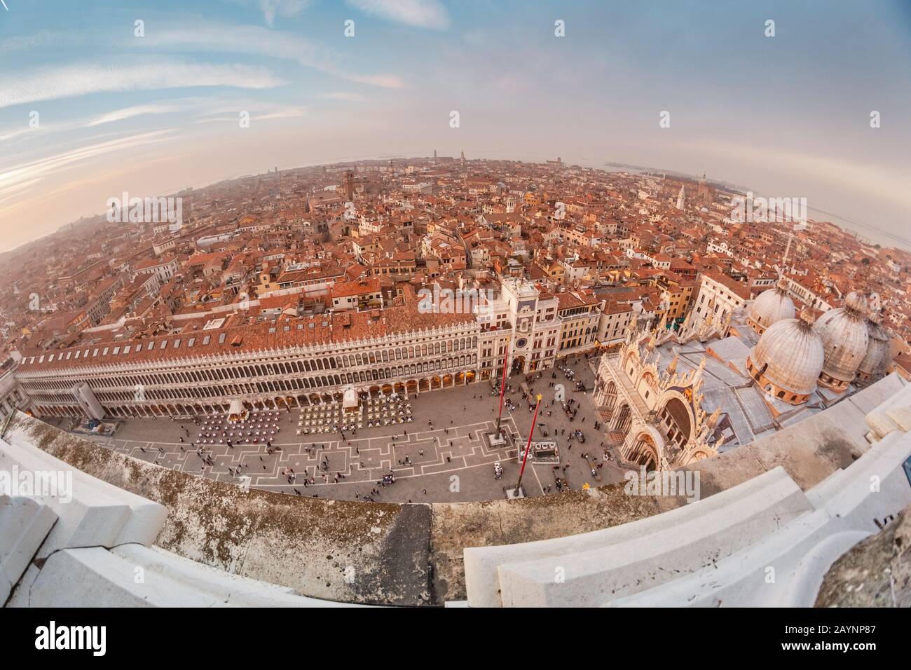 Veduta aerea delle cupole della Basilica di San Marco a Venezia. Concetto di destinazione del viaggio Foto Stock