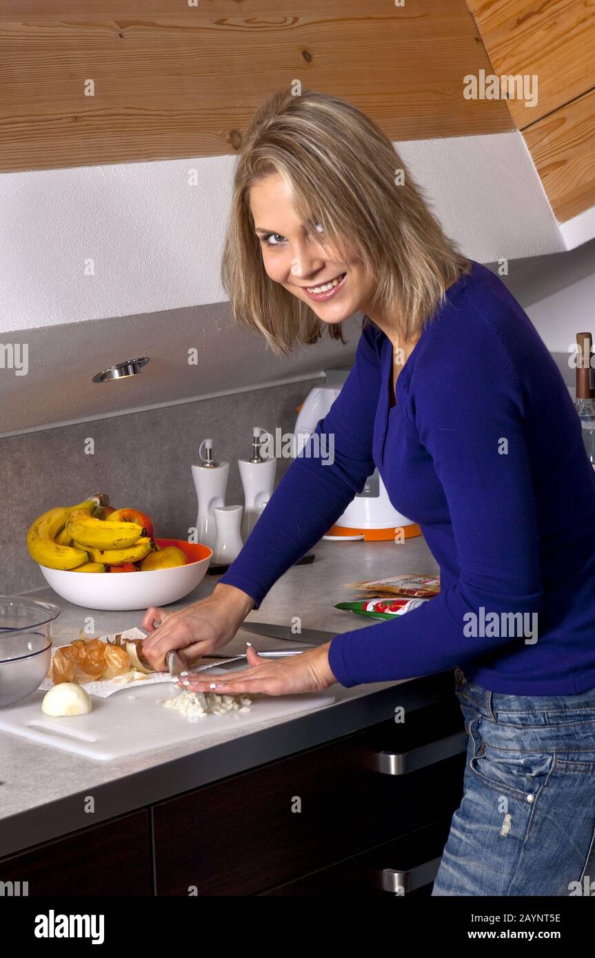 Zwiebel schneiden Foto Stock