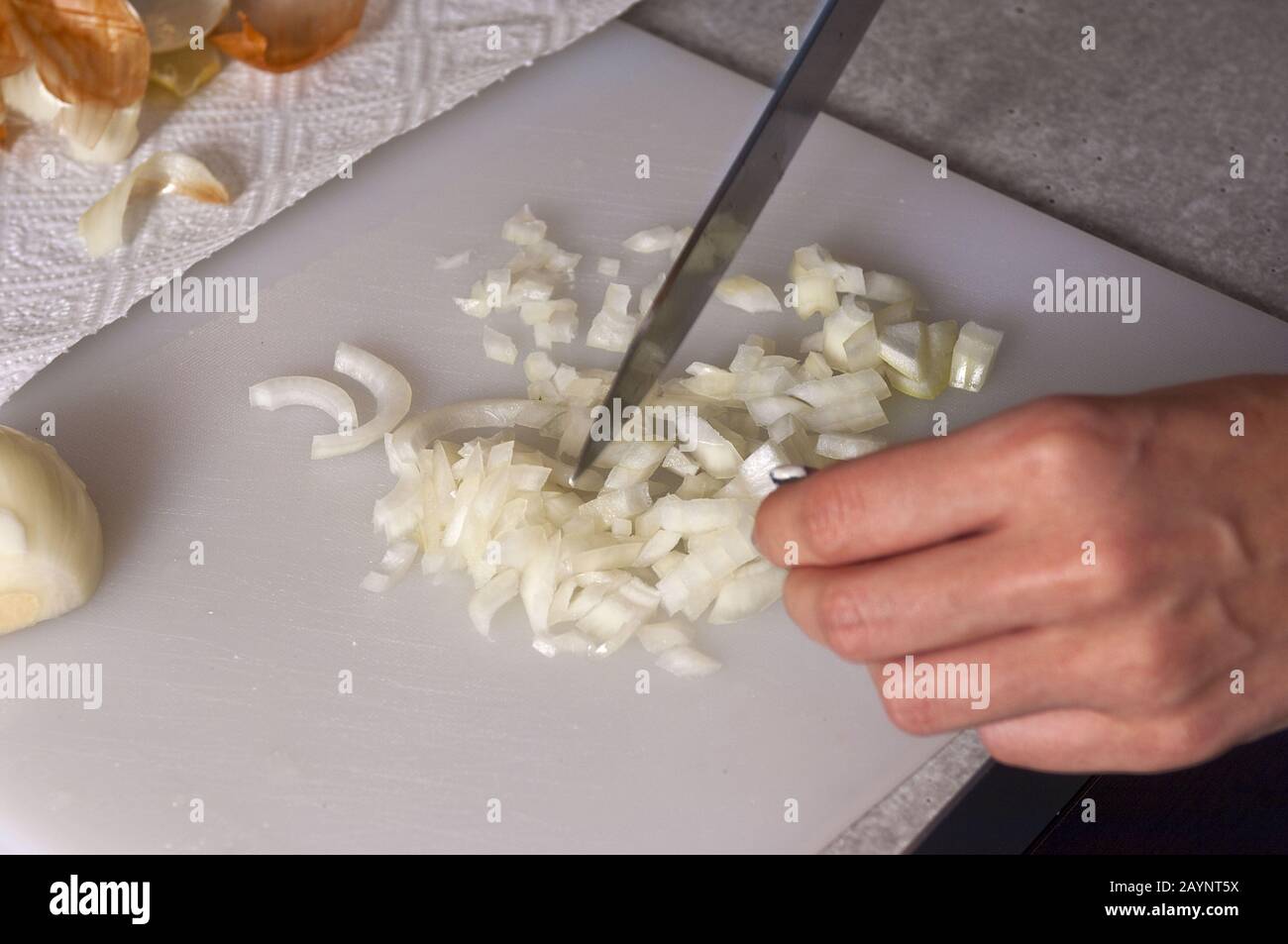 Zwiebel schneiden Foto Stock