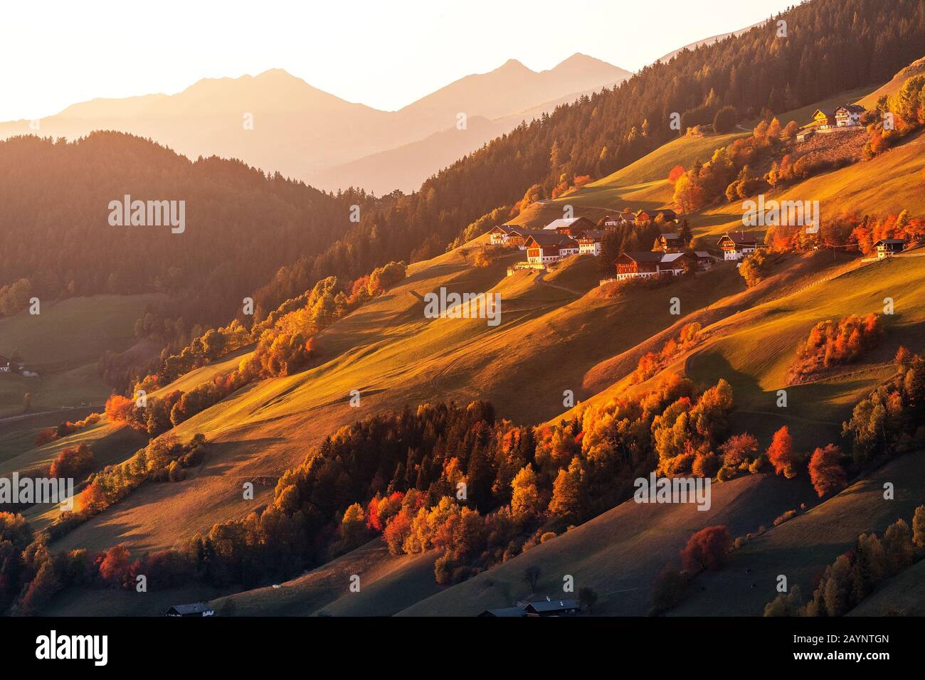 Villaggio rurale alpino di montagna nelle alpi Dolomiti. Famosa destinazione di viaggio Foto Stock