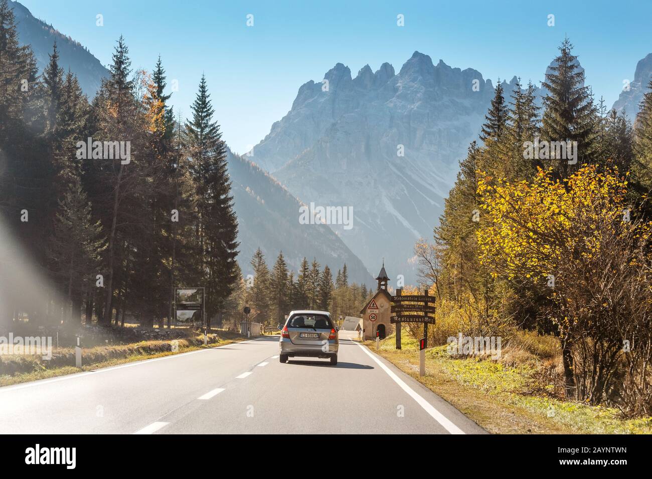 21 OTTOBRE 2018, REGIONE DI BOLZANO, ITALIA: Strada e auto in montagna alpina Foto Stock