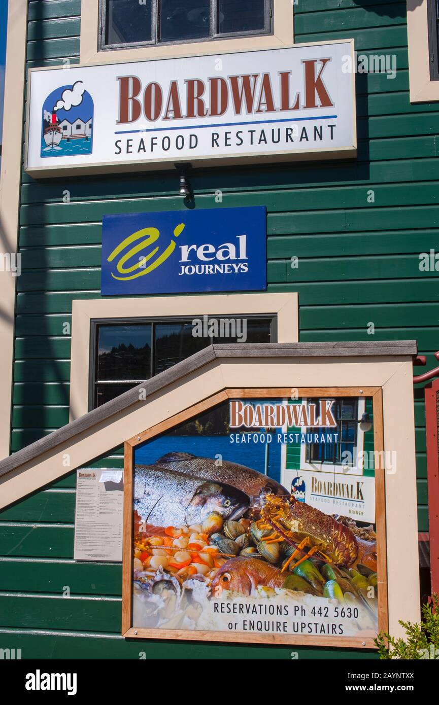 Una scena di strada con un ristorante di pesce firma a Queenstown sul Lago Wakatipu sull'Isola del Sud in Nuova Zelanda. Foto Stock