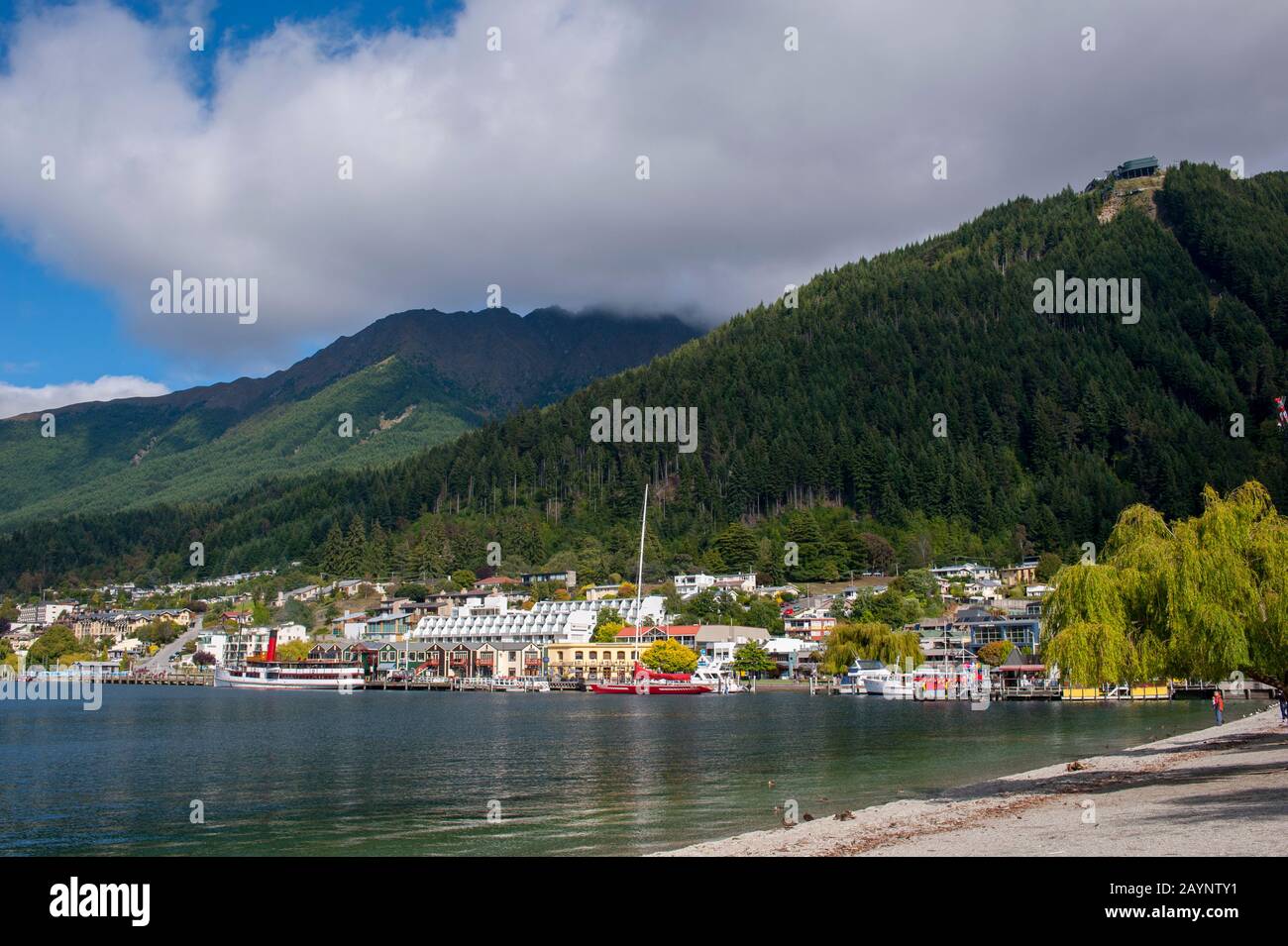 Vista di Queenstown sul Lago Wakatipu sull'Isola del Sud in Nuova Zelanda. Foto Stock