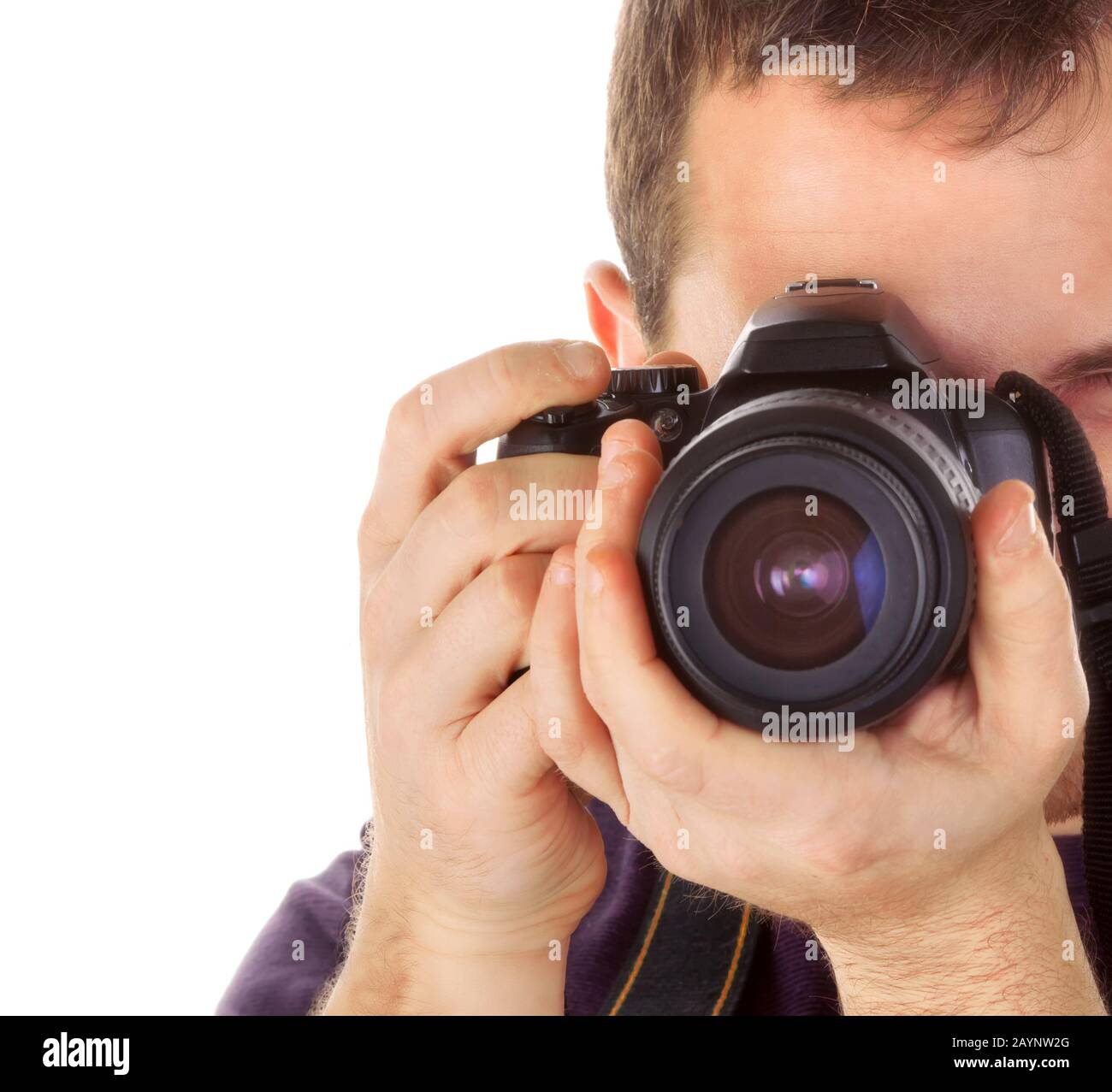 Giovane fotografo con macchina fotografica isolata su bianco Foto Stock