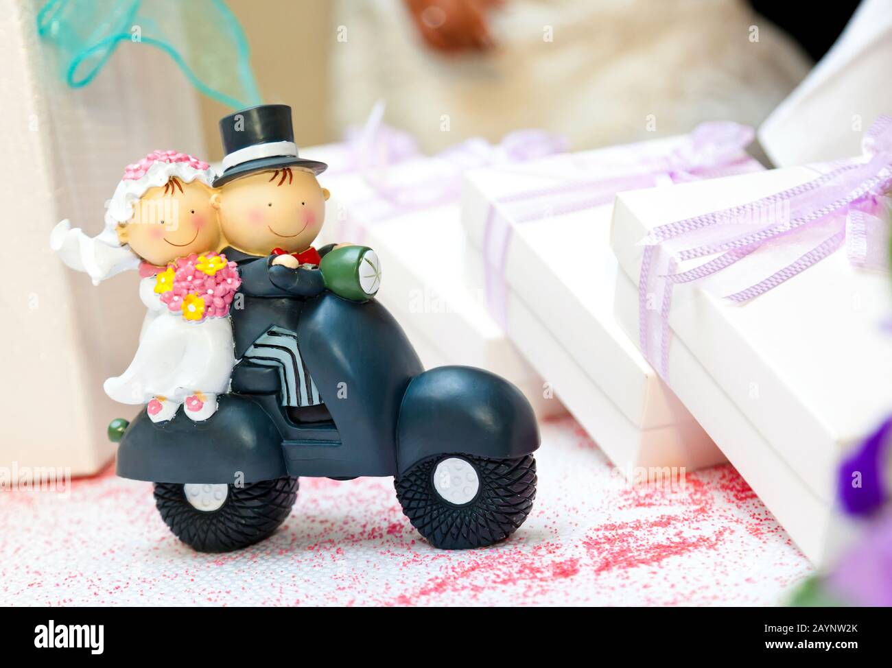 Trinket raffigurante coppia sposata su uno scooter. Simbolo del matrimonio e della luna di miele. Foto Stock