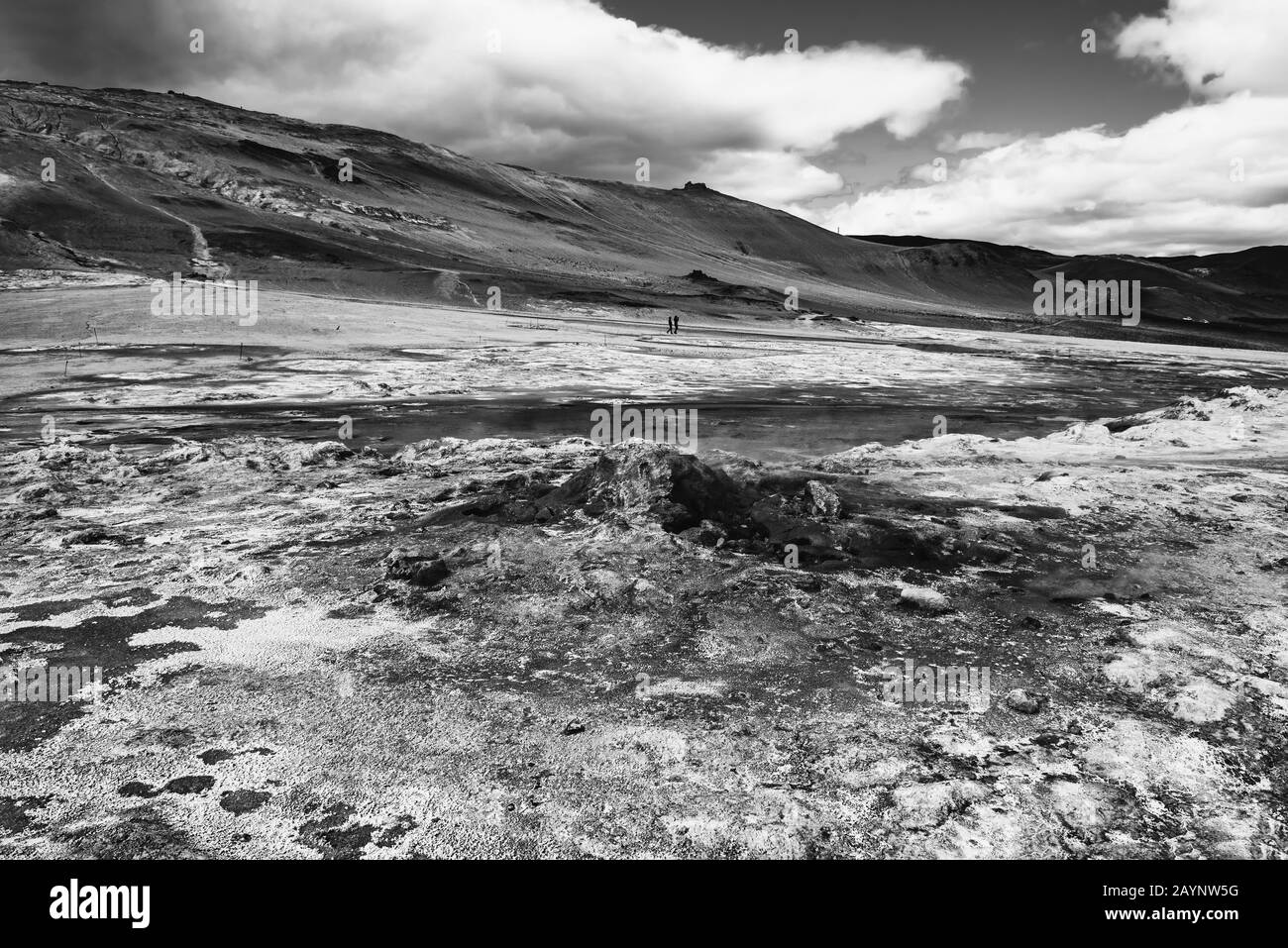 Mudpots nell'area geotermale Hverir, Islanda. La zona intorno al fango bollente è multicolore e incrinato. Foto Stock