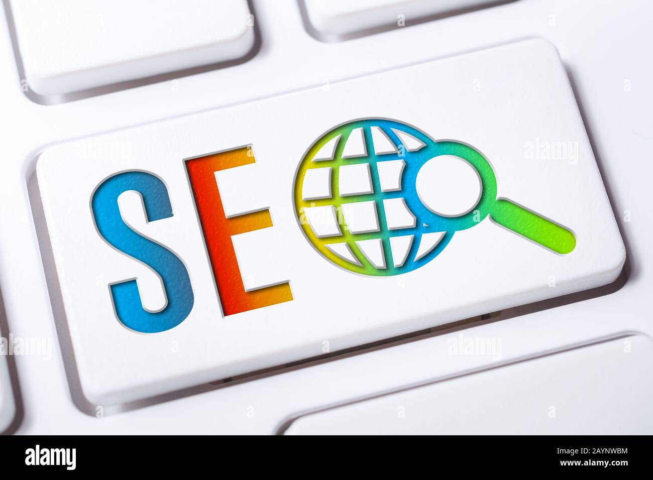 Pulsante Colorato Di Ottimizzazione Di Search Engine Di Seo Con Globo E Lente D'Ingrandimento Su Una Tastiera Bianca, Concetto Di Vendita Di Affari Foto Stock