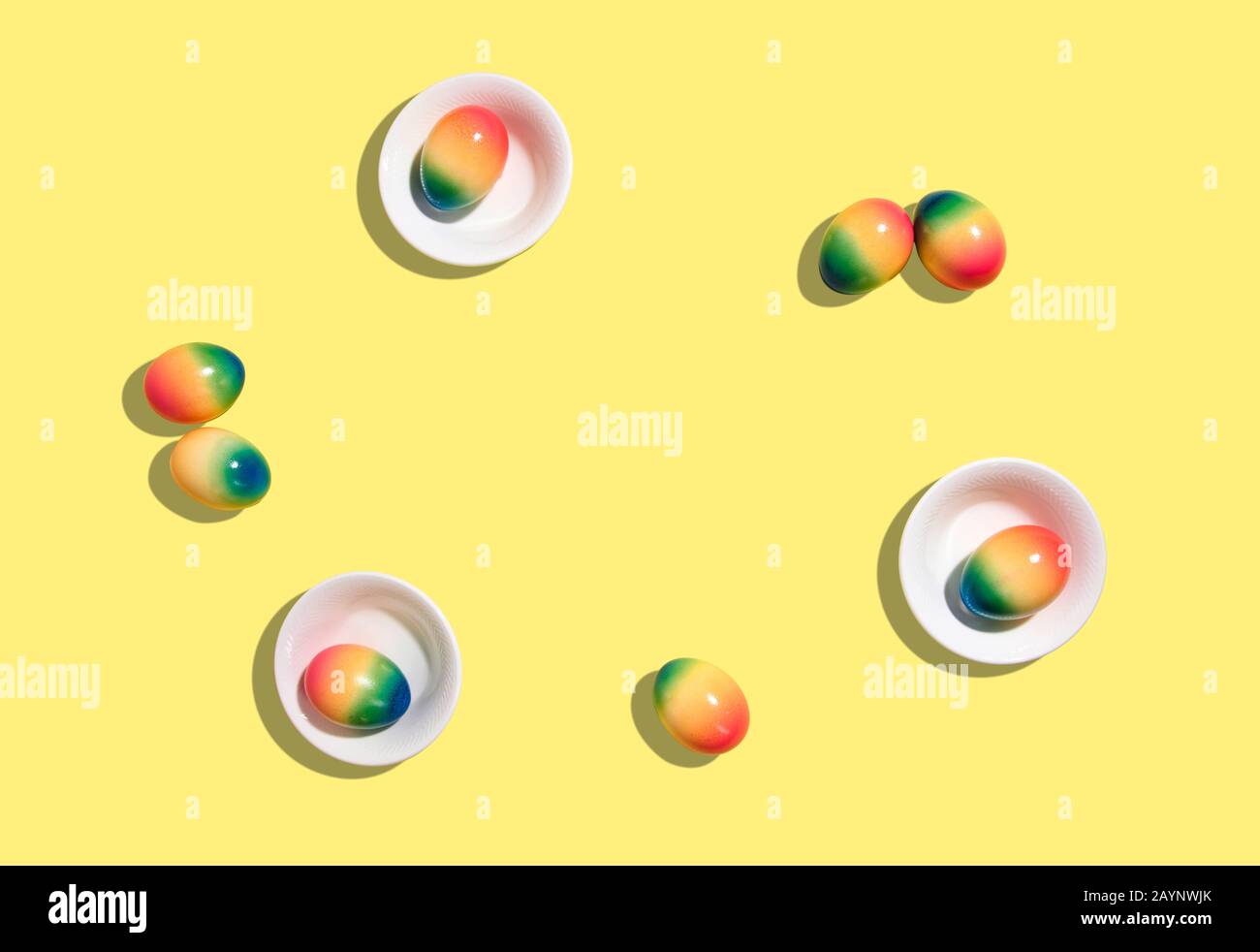 Uova dipinte su sfondo color pastello. Foto Stock