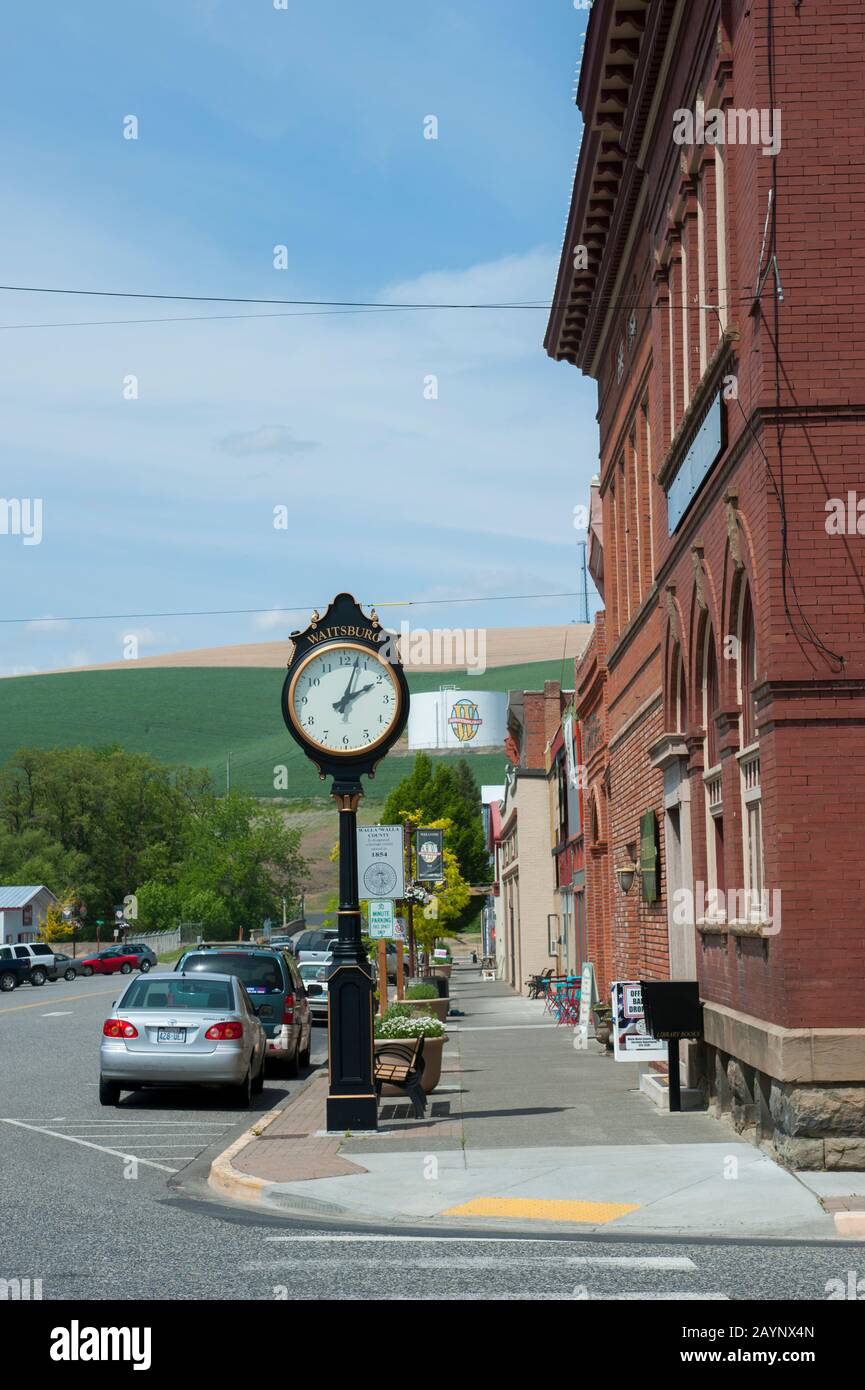 Strada principale con torre dell'orologio, architettura del 19th Secolo a Waitsburg, Washington orientale, Stati Uniti. Foto Stock