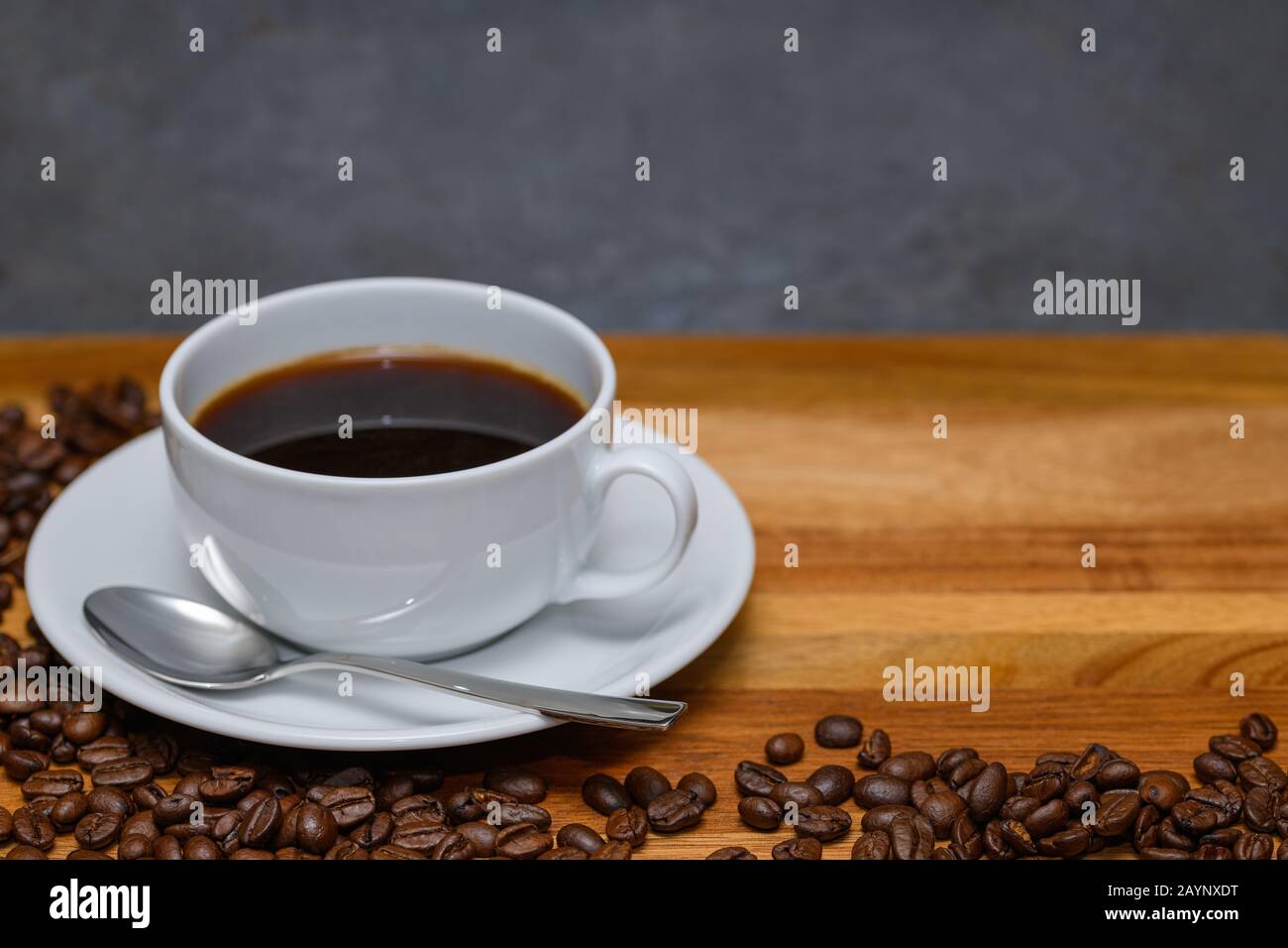 Deliziosa e fresca tazza di caffè caldo su legno scuro con spazio per le copie Foto Stock