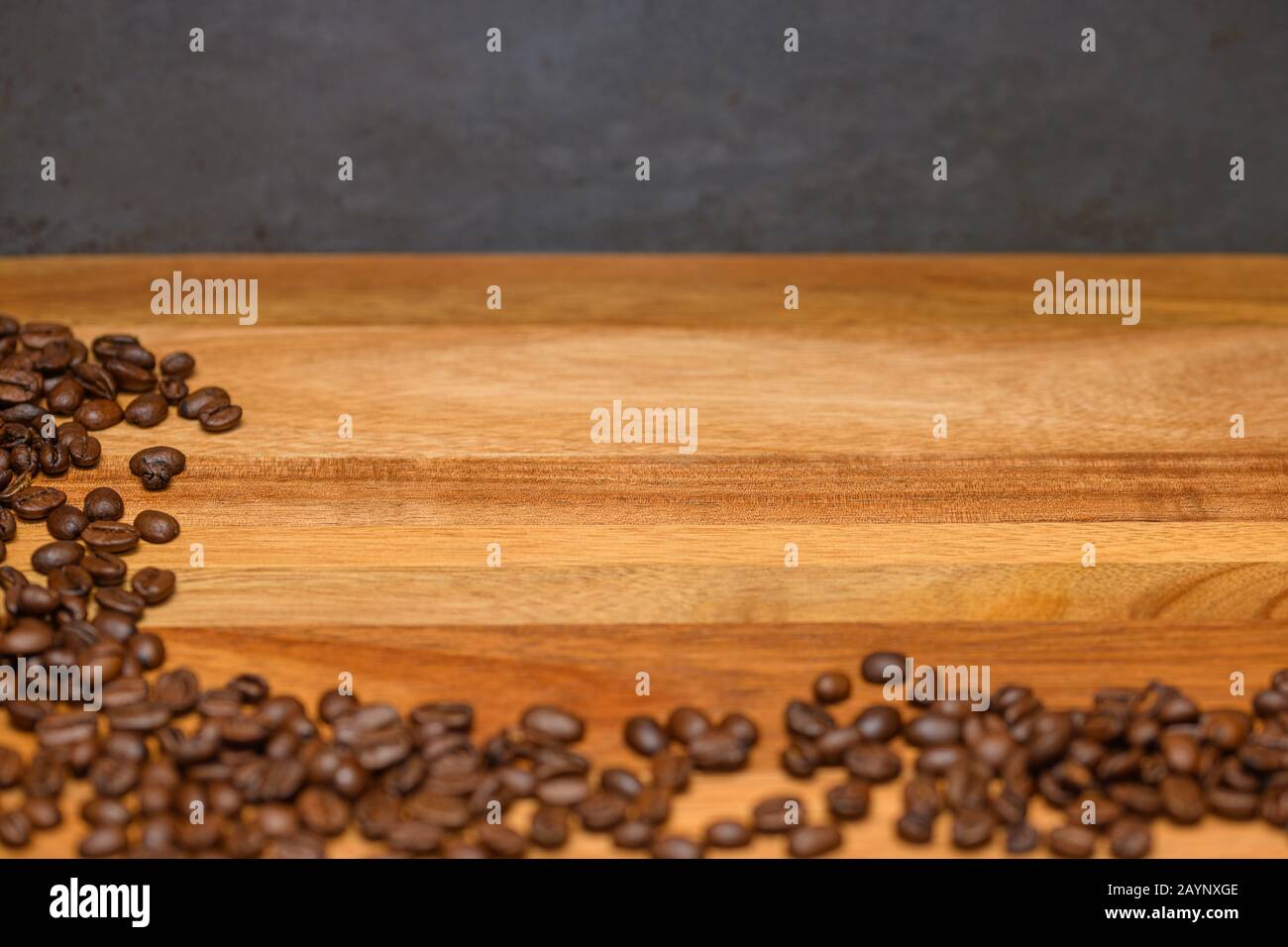 Chicchi di caffè freschi su un tavolo di legno scuro. Concetto utilizzato come sfondo Foto Stock