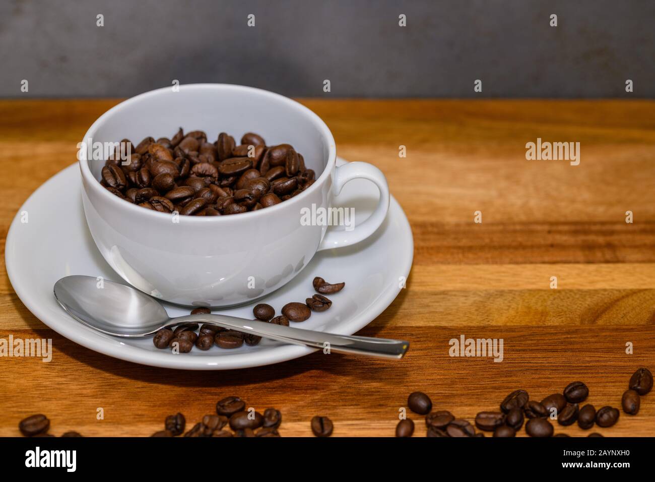 Deliziosa tazza di chicchi di caffè in legno scuro con spazio per le copie Foto Stock