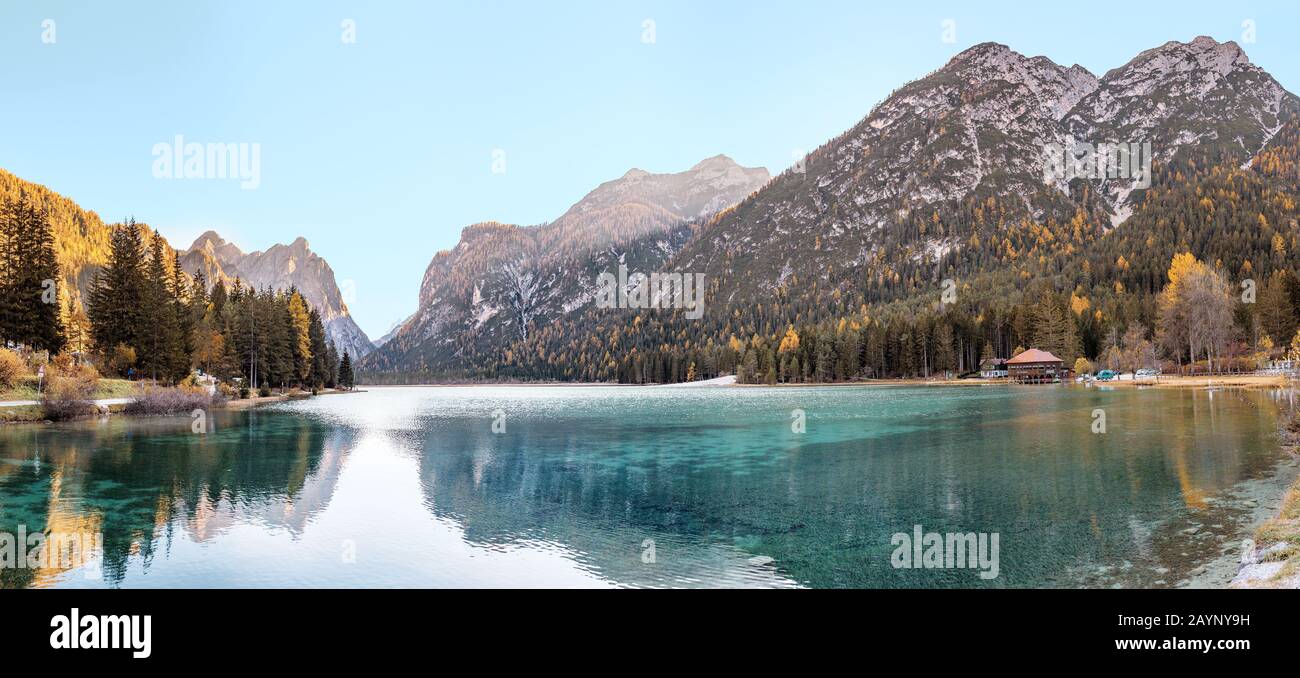 Il lago Dobbiaco nelle Alpi Dolomiti è una famosa meta turistica e ricreativa in Italia Foto Stock