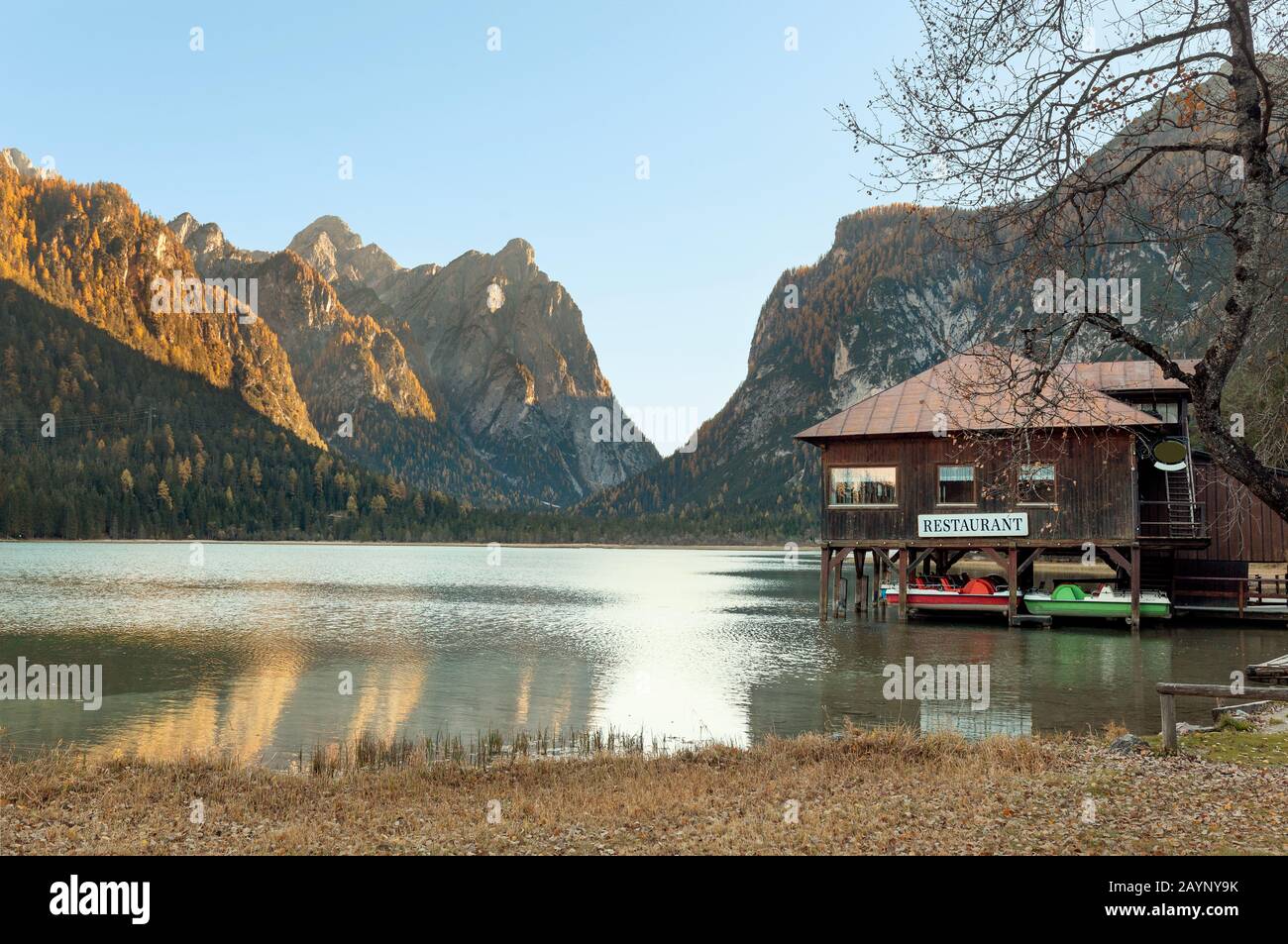 Il lago Dobbiaco nelle Alpi Dolomiti è una famosa meta turistica e ricreativa in Italia Foto Stock