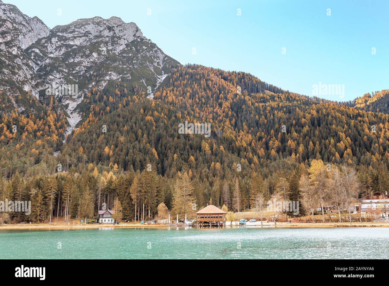 Il lago Dobbiaco nelle Alpi Dolomiti è una famosa meta turistica e ricreativa in Italia Foto Stock
