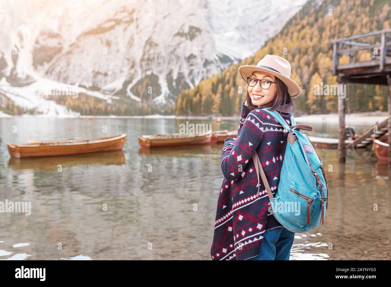 Ragazza asiatica al maestoso lago di Braies in Alto Adige, Italia. Vacanze e avventura all'aperto nel concetto di parco naturale Foto Stock