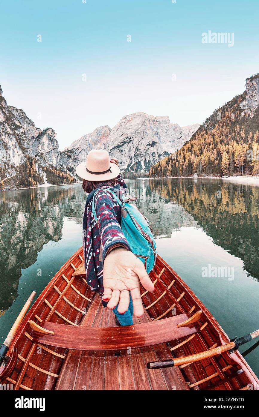 Seguimi al tour in barca o in canoa sul lago di Braies nelle Dolomiti italiane Foto Stock
