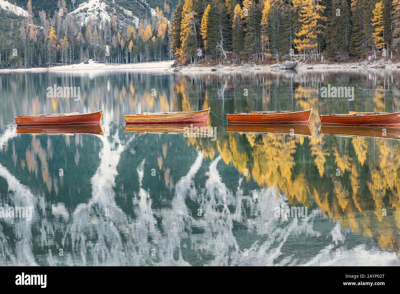 Barche in attesa di affitto turistico nel lago di Braies nelle Alpi Dolomiti Foto Stock