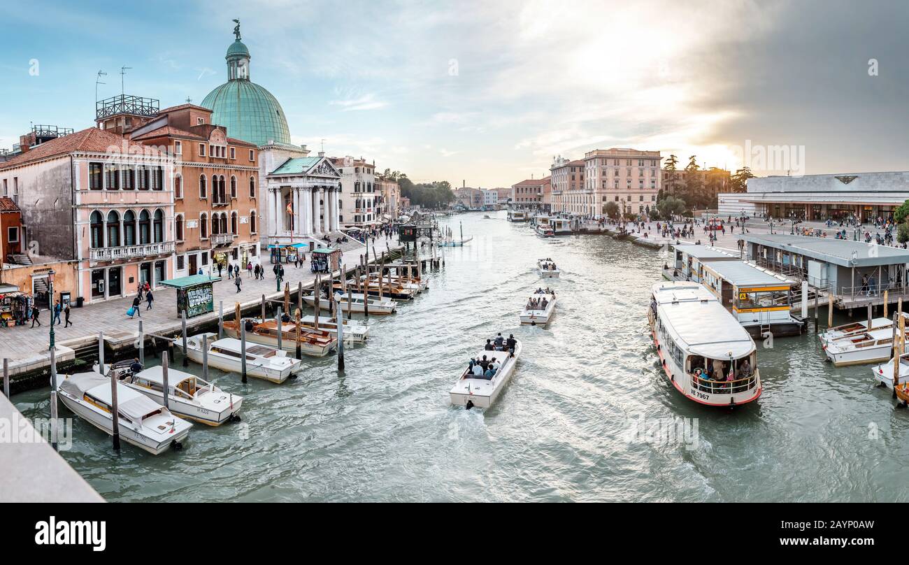 23 OTTOBRE 2018, VENEZIA, ITALIA: Traffico acquatico di gondole e barche nel Canal Grande Foto Stock