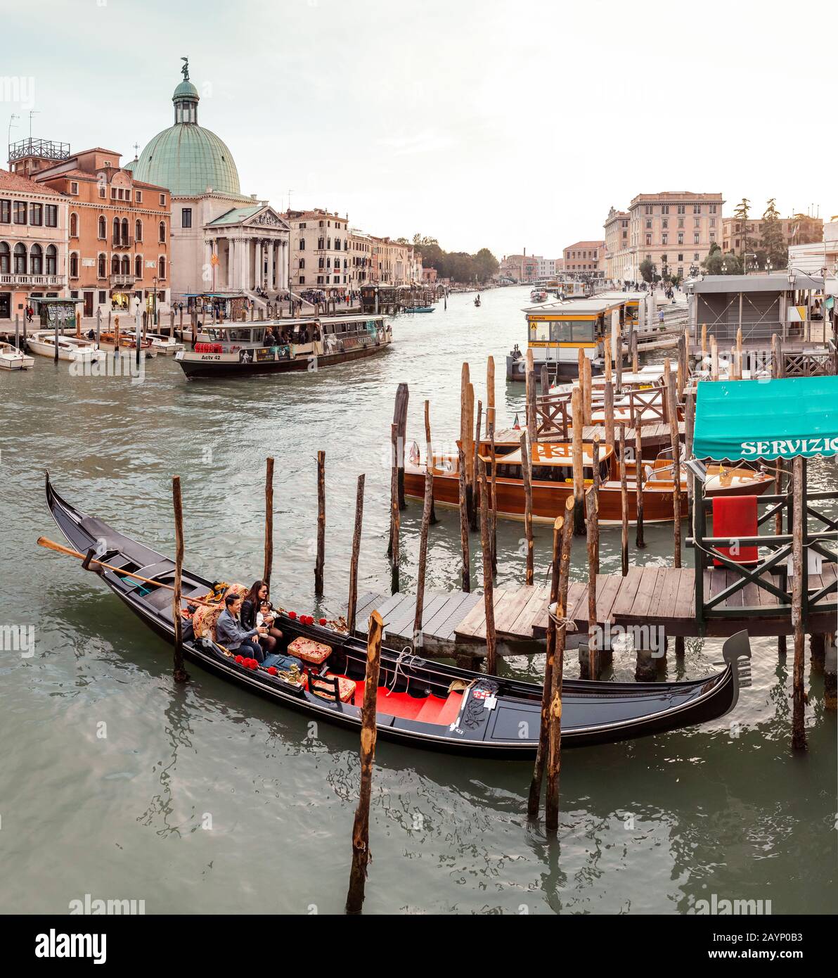 23 OTTOBRE 2018, VENEZIA, ITALIA: Traffico acquatico di gondole e barche nel Canal Grande Foto Stock