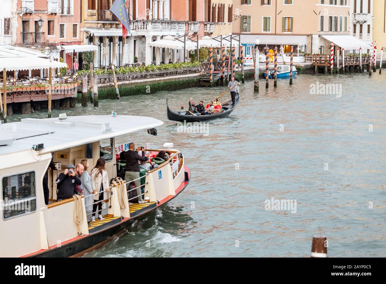 23 OTTOBRE 2018, VENEZIA, ITALIA: Traffico acquatico di gondole e barche nel Canal Grande Foto Stock