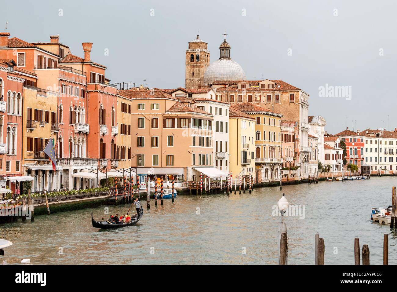 23 OTTOBRE 2018, VENEZIA, ITALIA: Traffico acquatico di gondole e barche nel Canal Grande Foto Stock