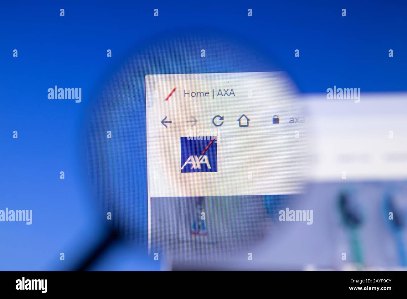 San Pietroburgo, Russia - 18 febbraio 2020: Logo della pagina del sito web della società AXA sul display del laptop. Schermata con icona, editoriale Illustrativo Foto Stock
