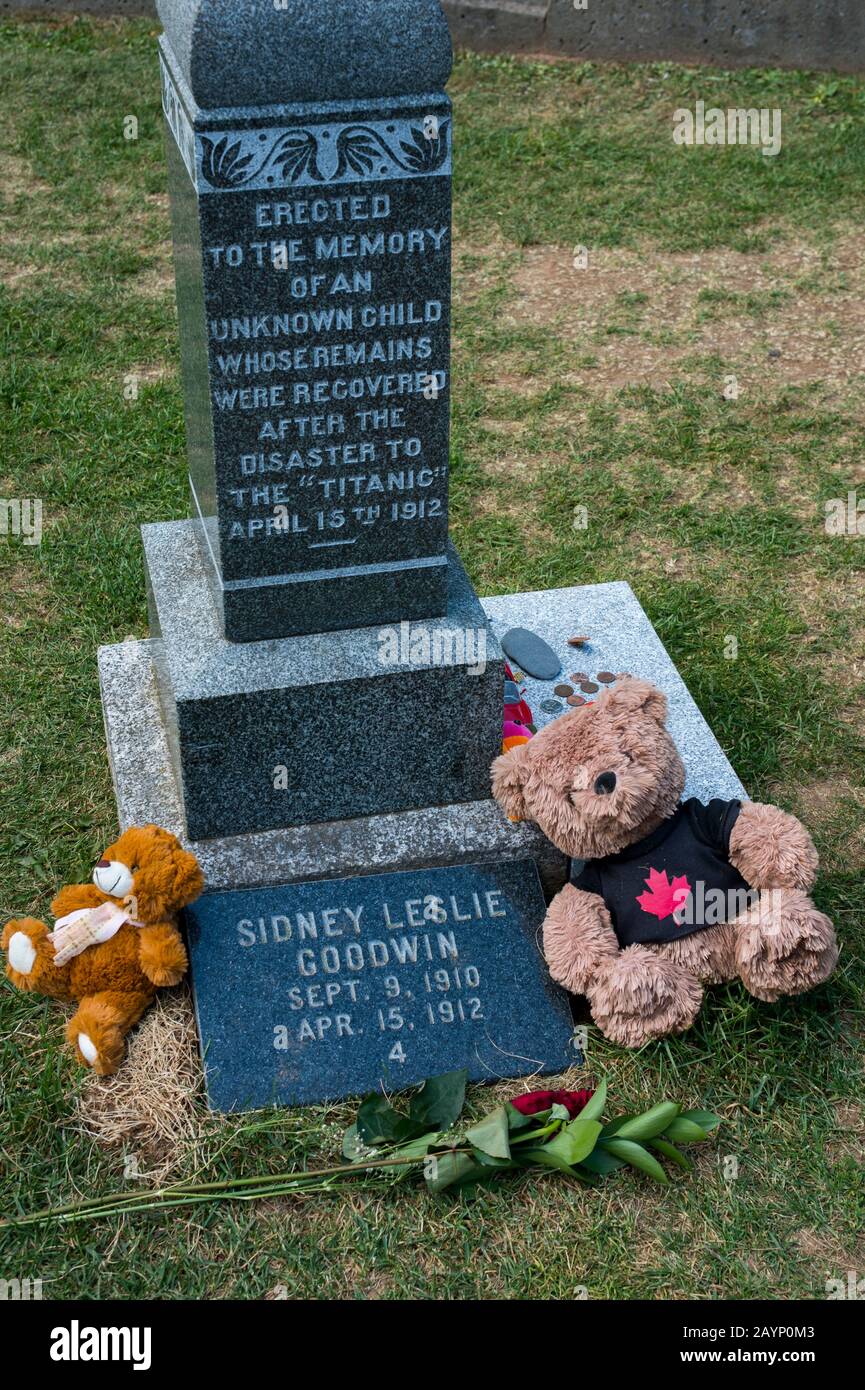 Marker di un bambino, un Titanic vittime al Fairview Lawn Cemetery a Halifax, Nova Scotia, Canada., che è il luogo di riposo finale per oltre un hu Foto Stock