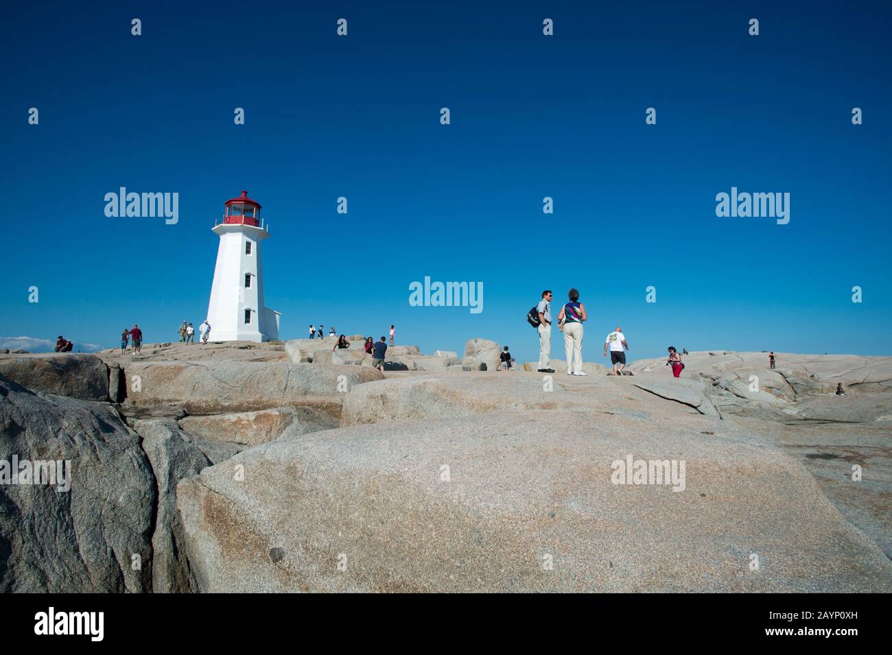 Persone che visitano il faro a Peggy's Cove vicino Halifax, Nuova Scozia, Canada. Foto Stock