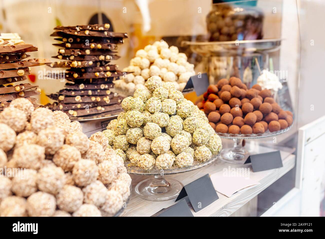 Caramelle al cioccolato assortite in una pasticceria Foto Stock