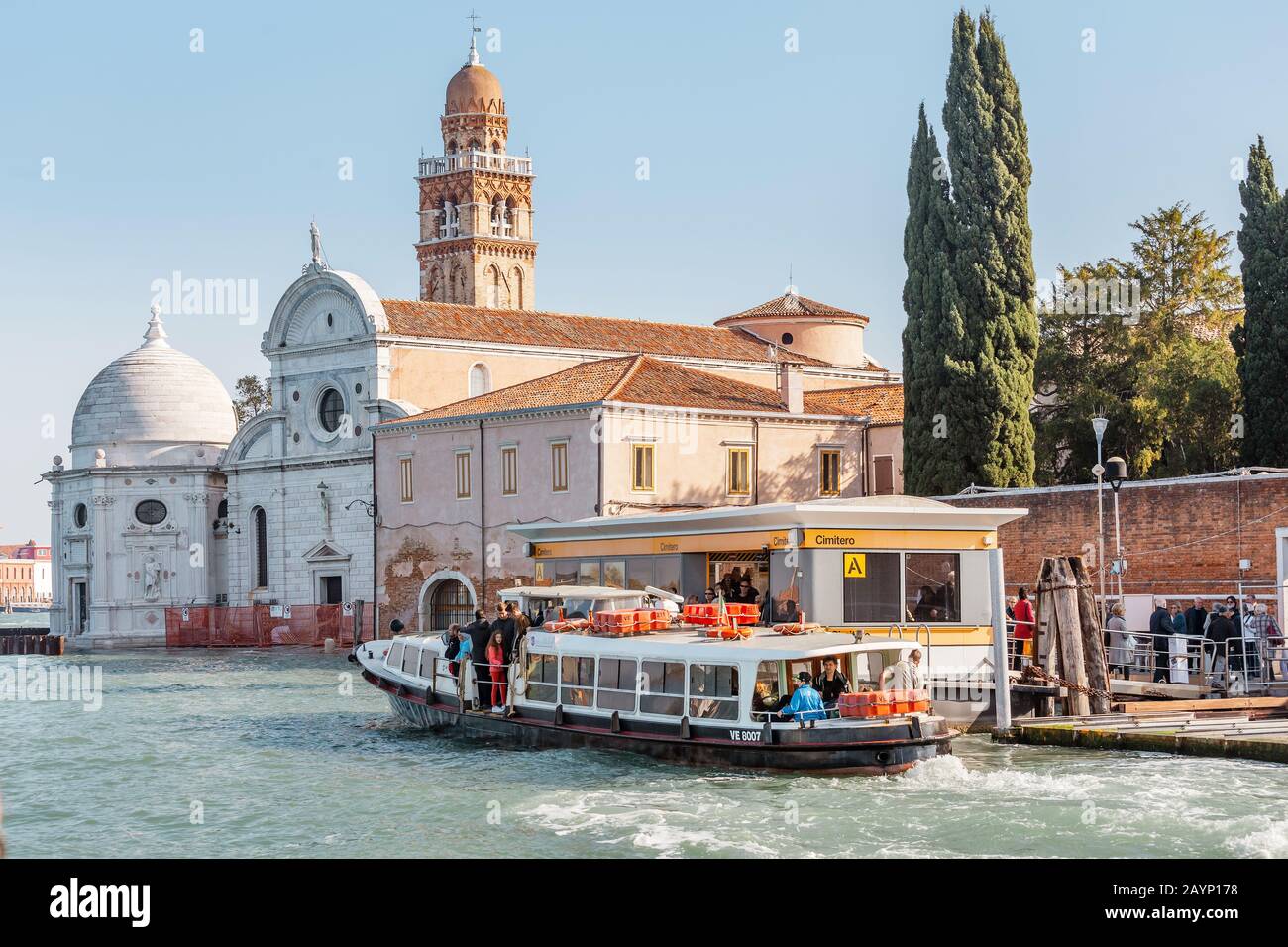 23 OTTOBRE 2018, VENEZIA, ITALIA: Il vecchio cimitero sull'isola di Venezia è un famoso punto di riferimento turistico e una destinazione Foto Stock