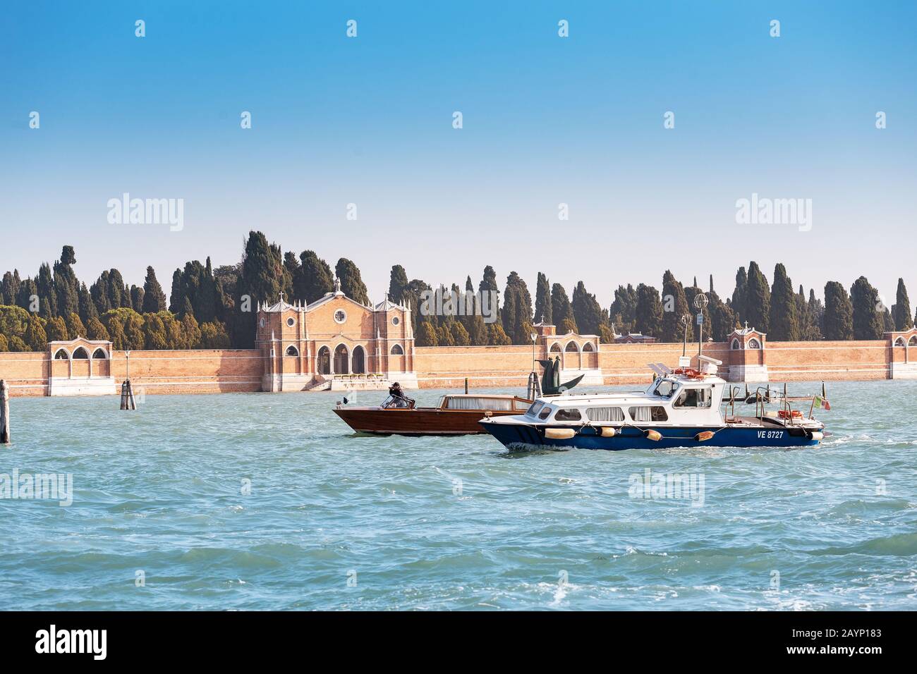 23 OTTOBRE 2018, VENEZIA, ITALIA: Il vecchio cimitero sull'isola di Venezia è un famoso punto di riferimento turistico e una destinazione Foto Stock