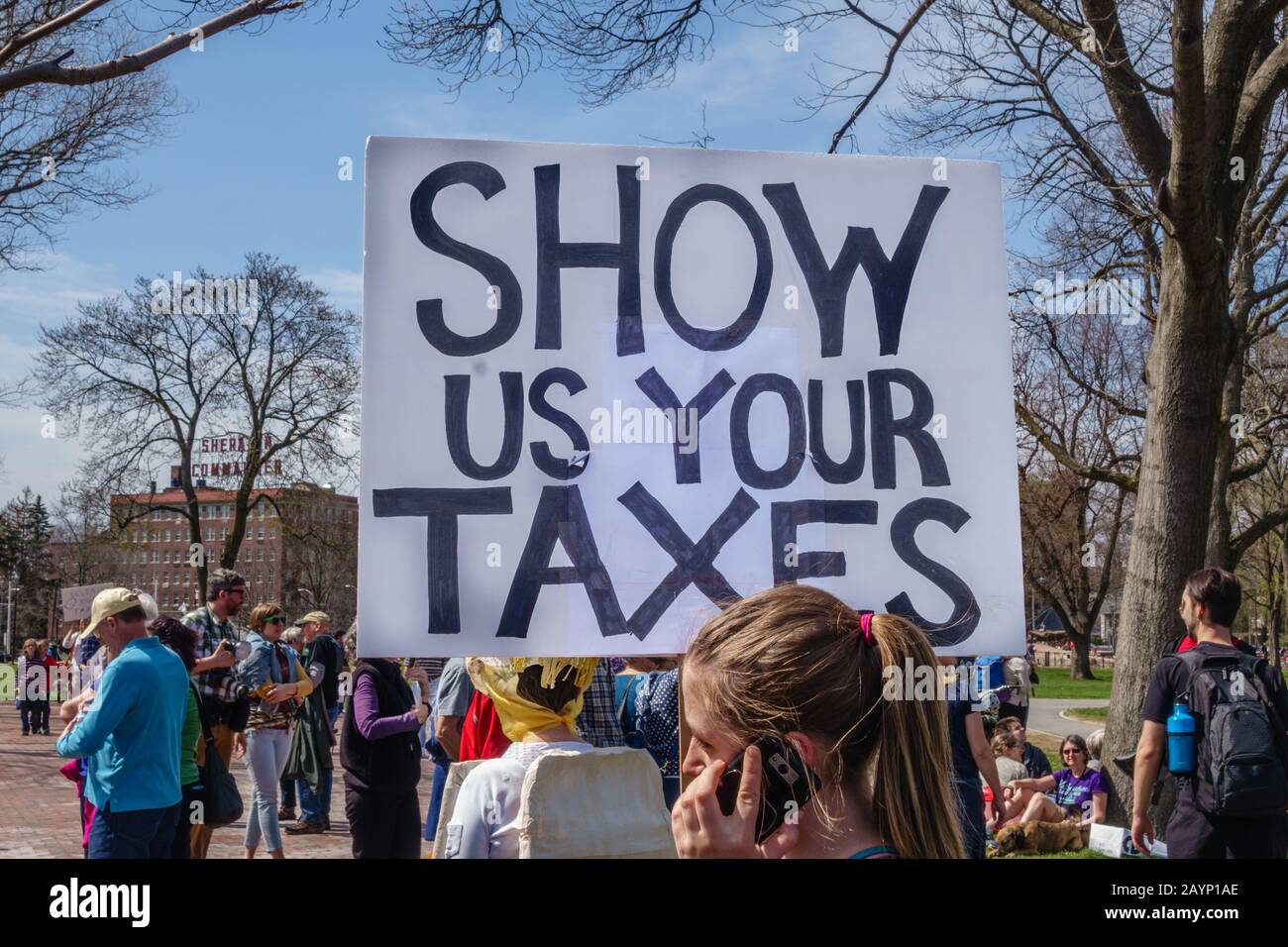 Cambridge, ma,USA-15 aprile 2017: Protesta al Tax Day Rally con il cartello che dice Mostra Le Tue Tasse rivolte al presidente Trump. Foto Stock