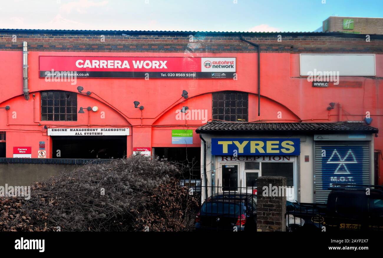 Vecchi archi ferroviari convertiti in un laboratorio di auto a Brentford West London Inghilterra UK Foto Stock