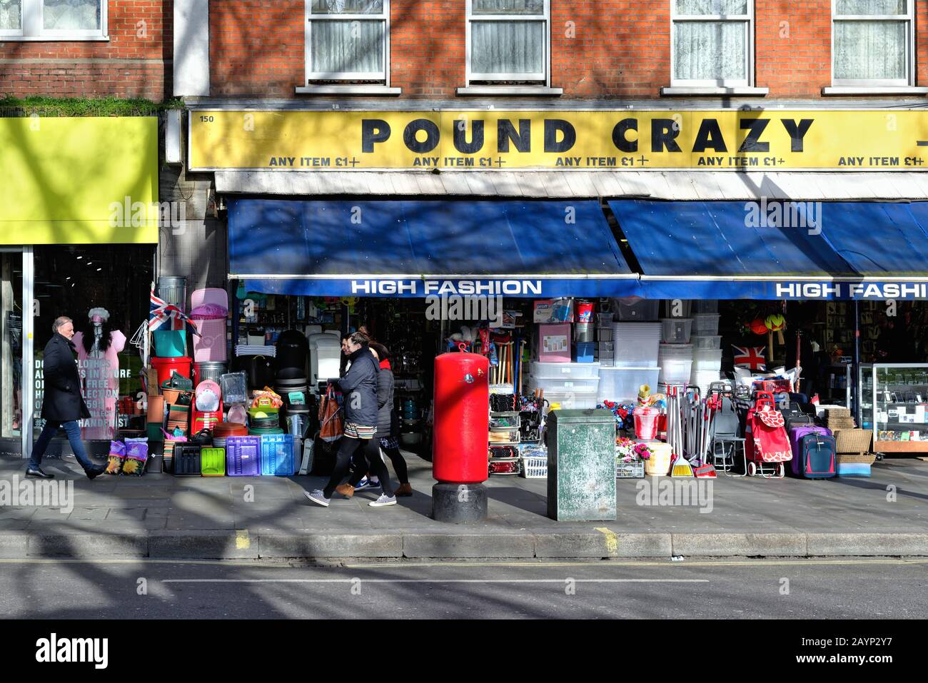 La facciata di un negozio di Pound Crazy a buon mercato su Shepherds Bush Green Londra Inghilterra Regno Unito Foto Stock