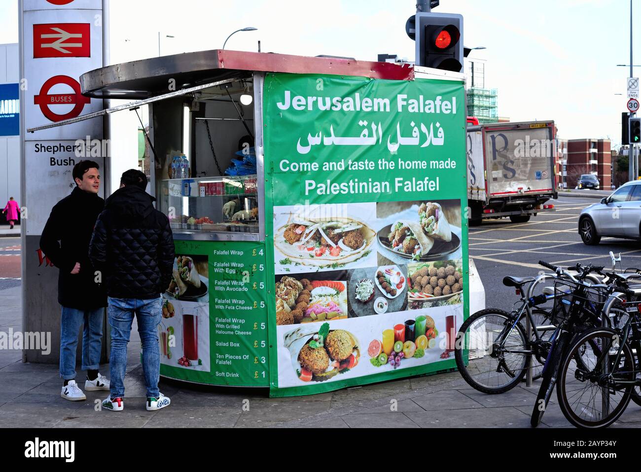 Un fast food fuori dalla stazione Shepherds Bush che vende Gerusalemme e il falafel palestinese, Londra Inghilterra UK Foto Stock