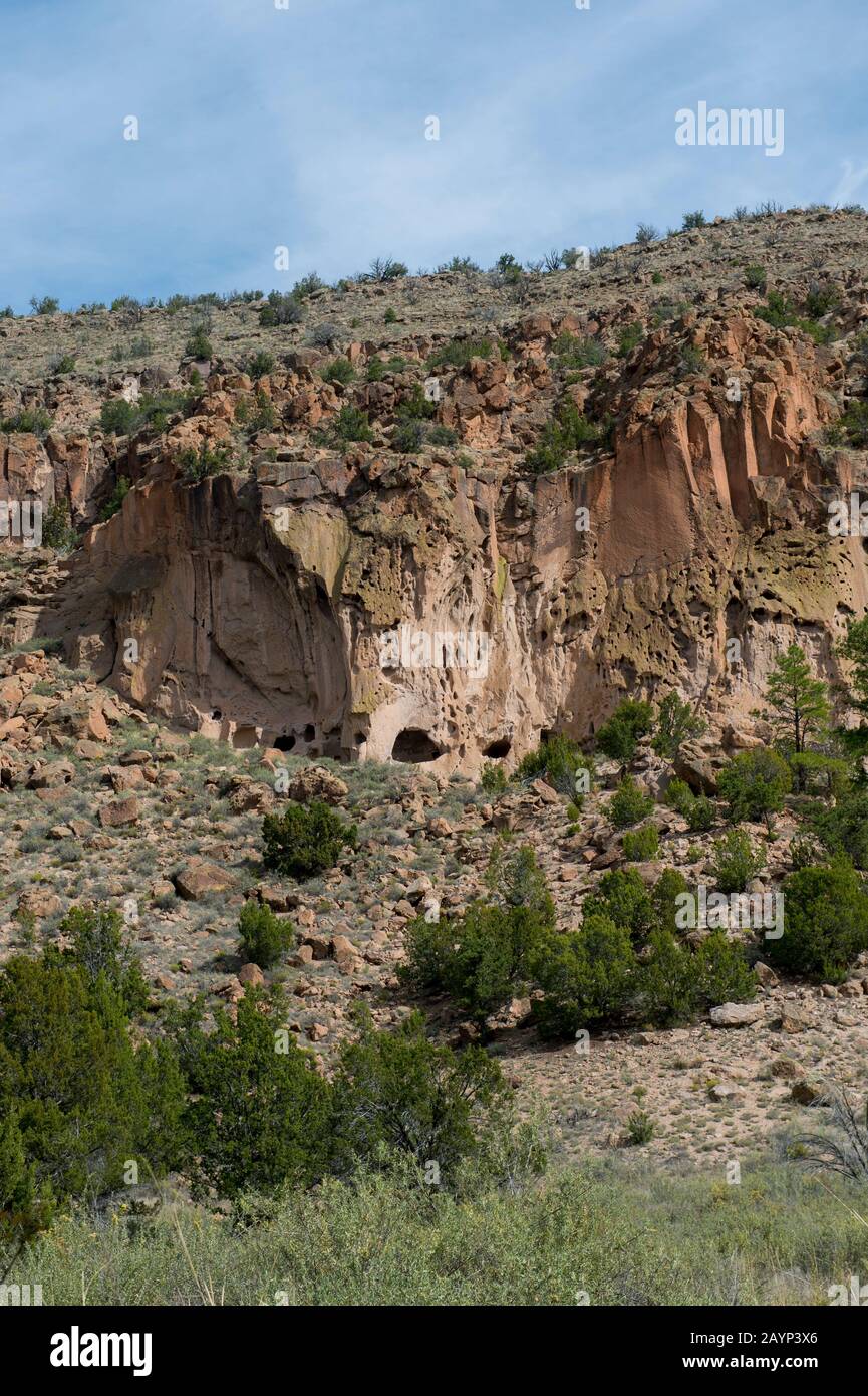 Vista della scogliera con abitazioni al Bandelier National Monument vicino a Los Alamos, New Mexico, USA. Foto Stock